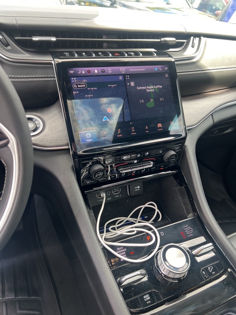 2023 Jeep Grand Cherokee Overland photo 2