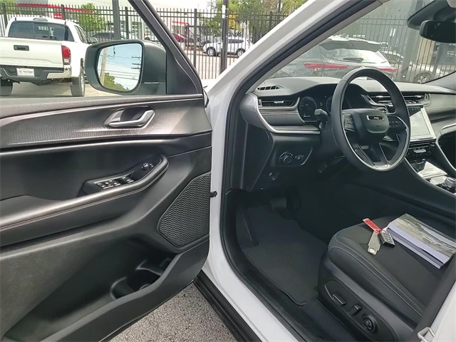 2023 Jeep Grand Cherokee Laredo photo 10
