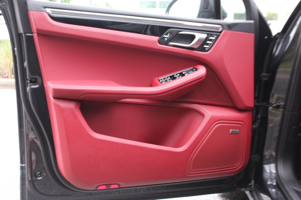 2025 Porsche Macan Base photo 17
