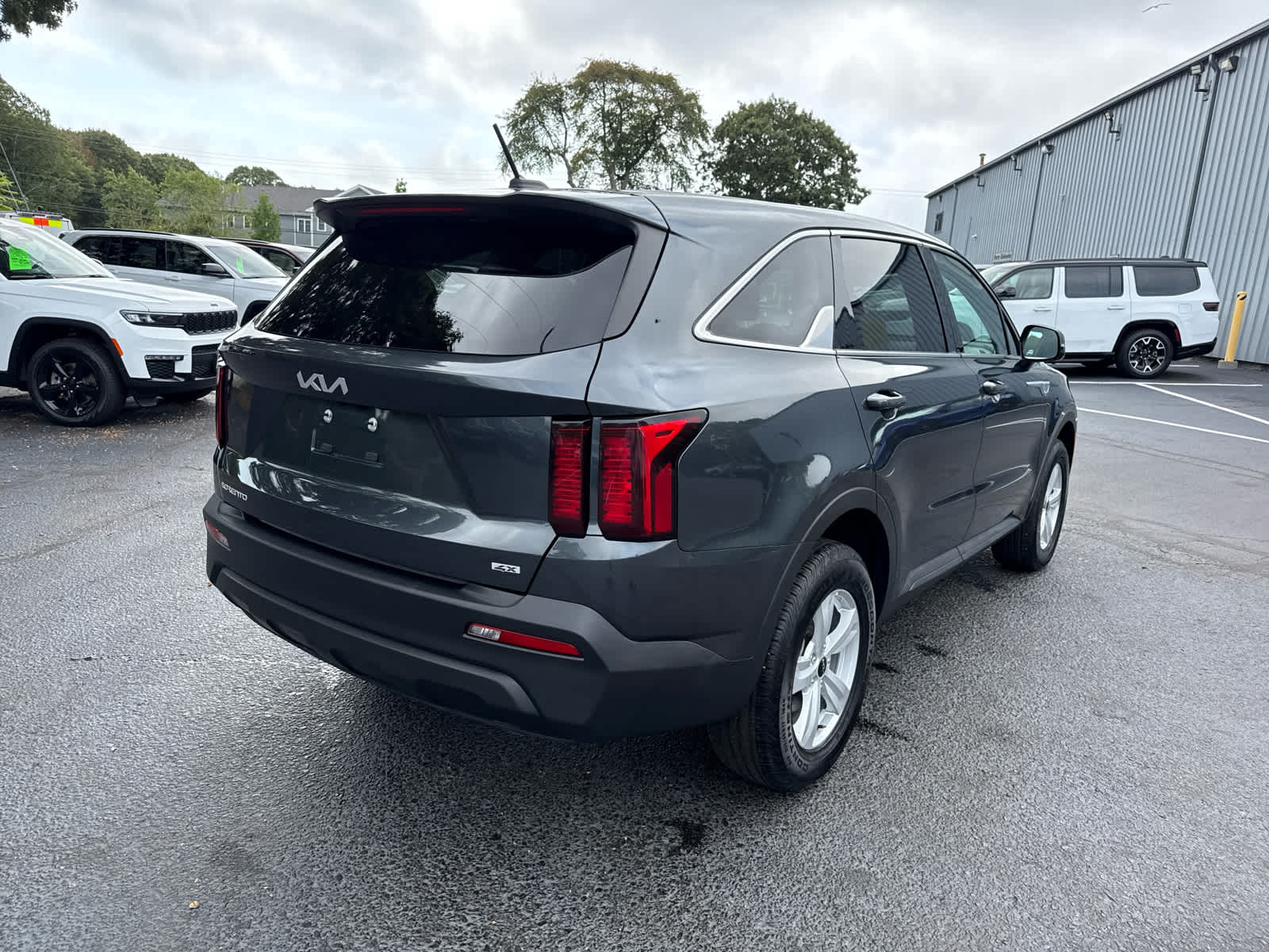 2023 Kia Sorento LX photo 3