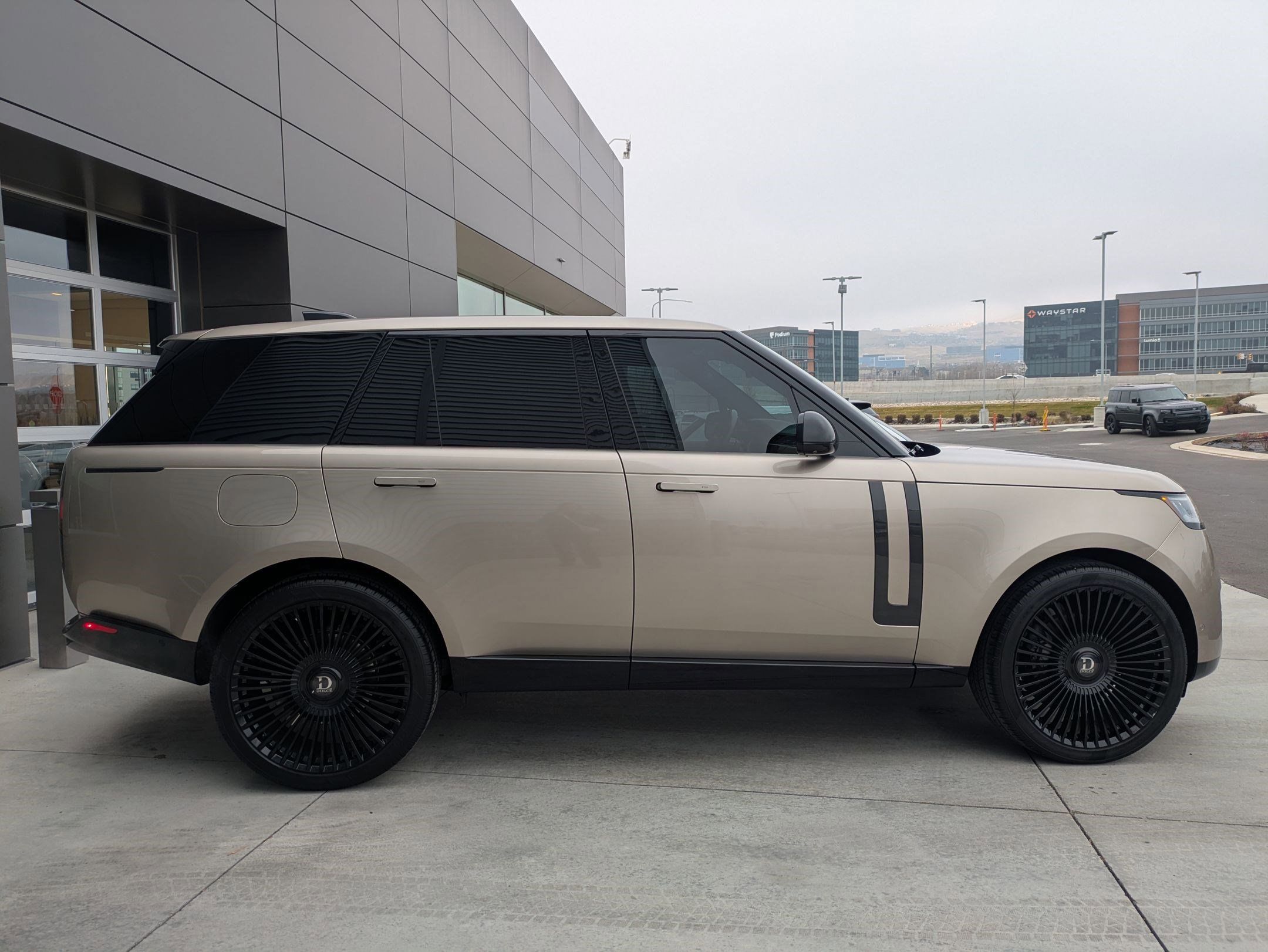 2024 Land Rover Range Rover SE photo 4