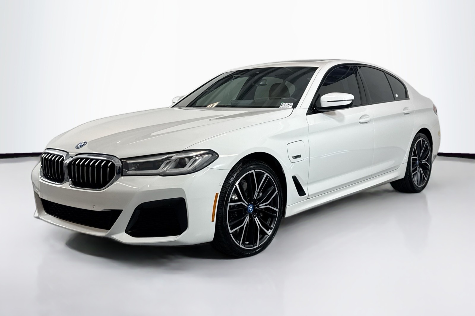 2022 BMW 5 Series 530e's photo