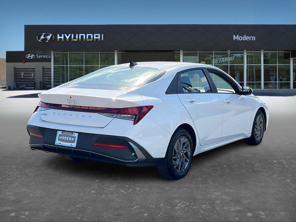 2024 Hyundai Elantra SEL photo 4