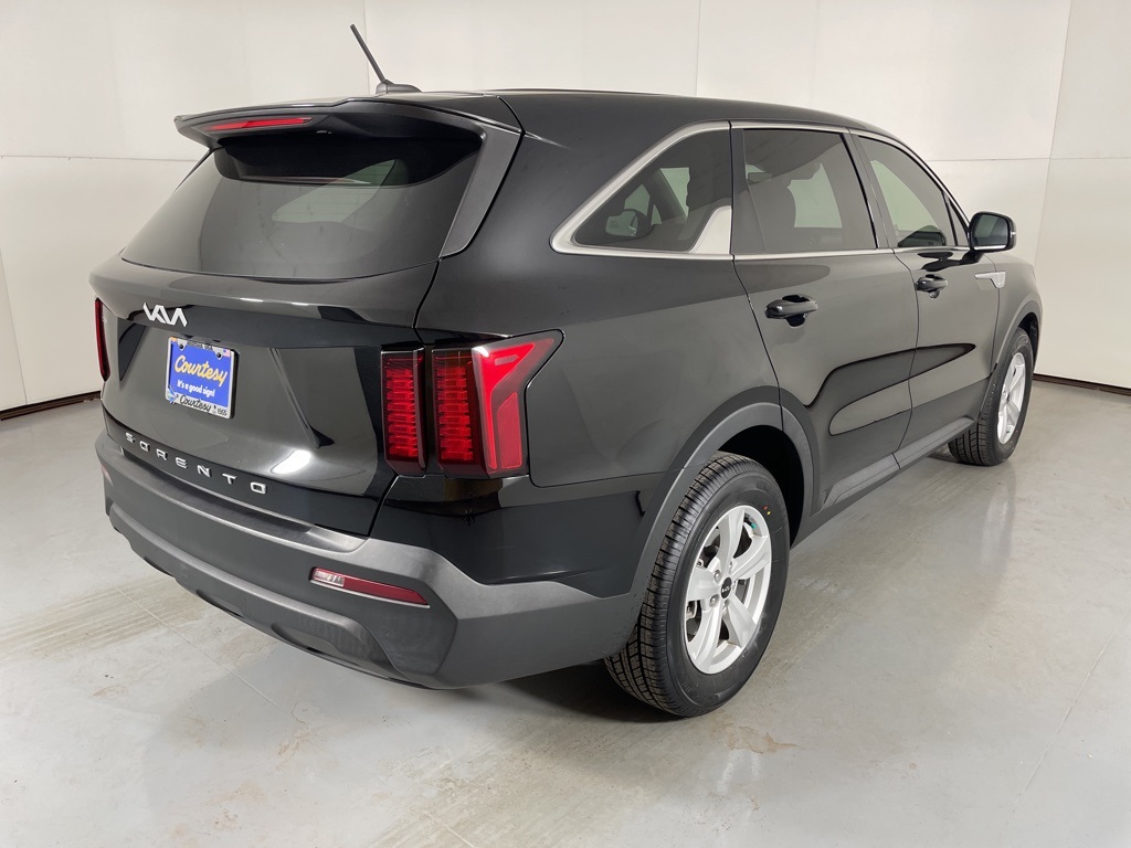 2022 Kia Sorento LX photo 2