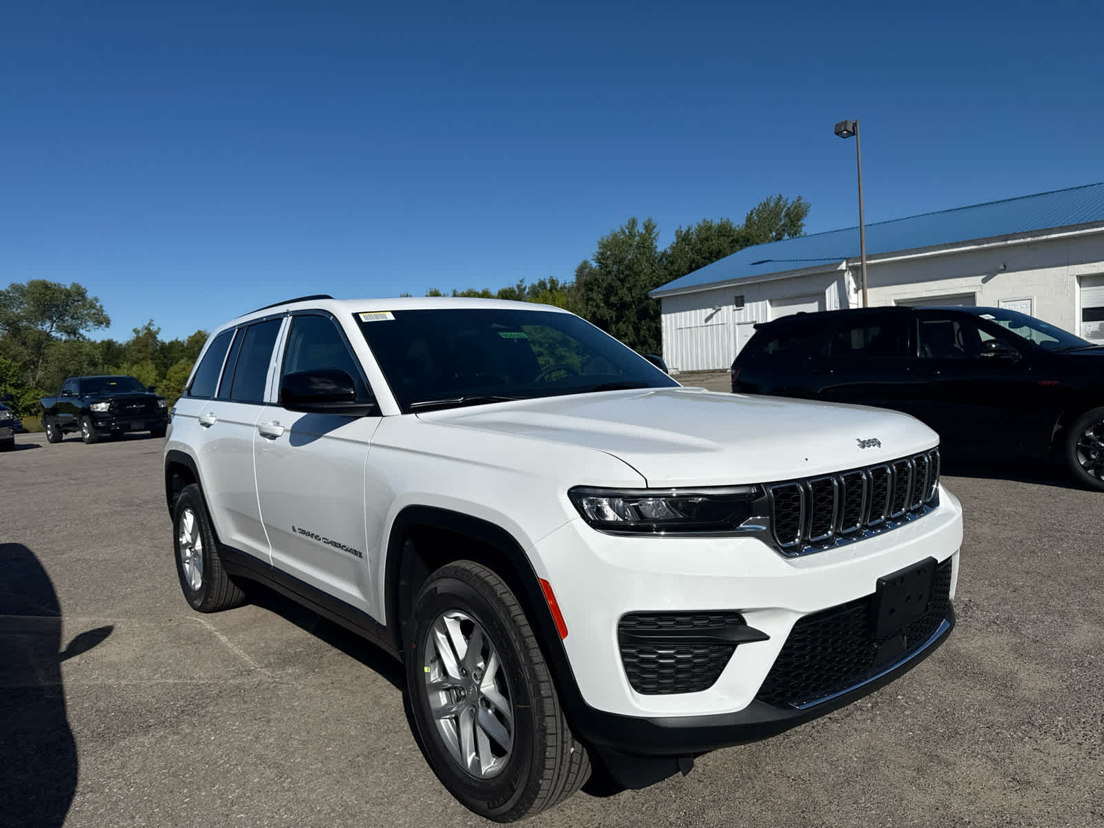 2025 Jeep Grand Cherokee Laredo X photo 2
