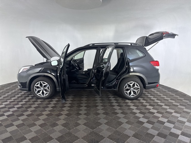 2022 Subaru Forester Premium photo 9