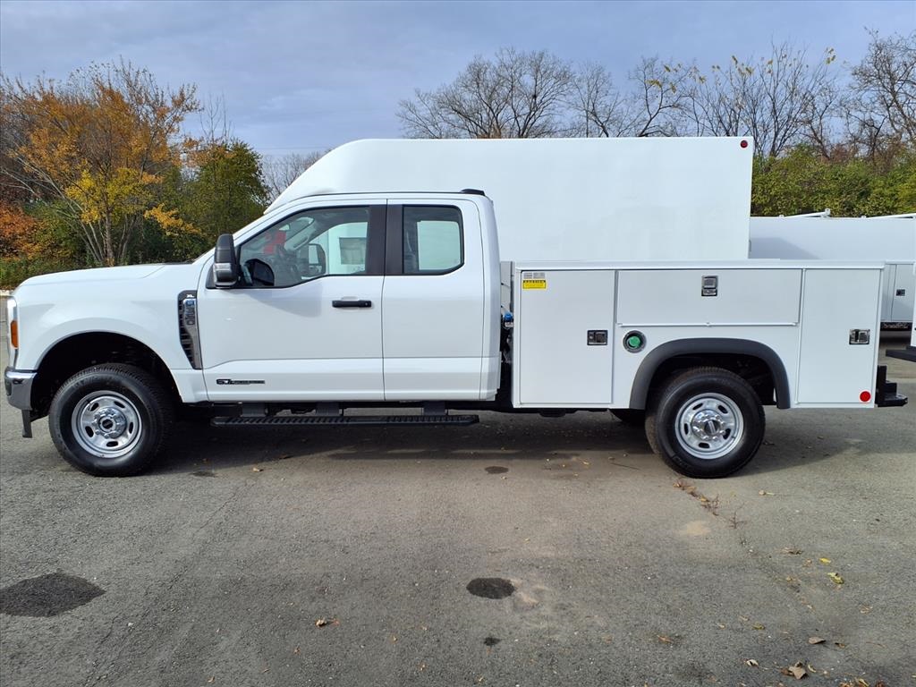 2025 Ford F-350 photo 2