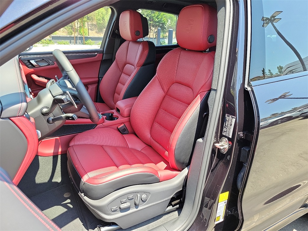 2025 Porsche Macan GTS photo 4