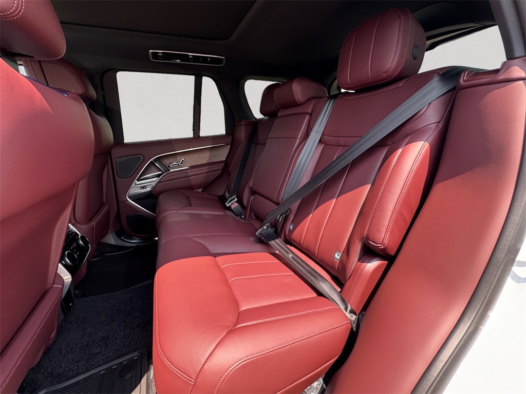 2025 Land Rover Range Rover SE photo 13