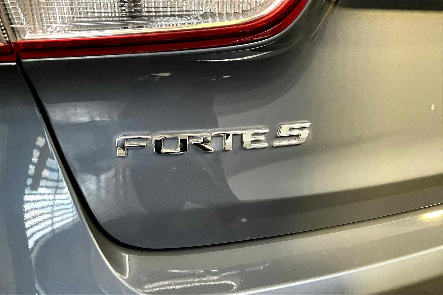 2016 Kia Forte 5-Door LX photo 9