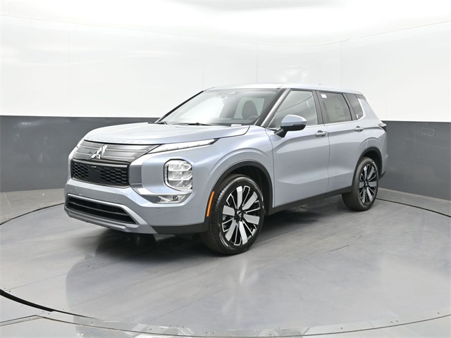 2025 Mitsubishi Outlander SE's photo