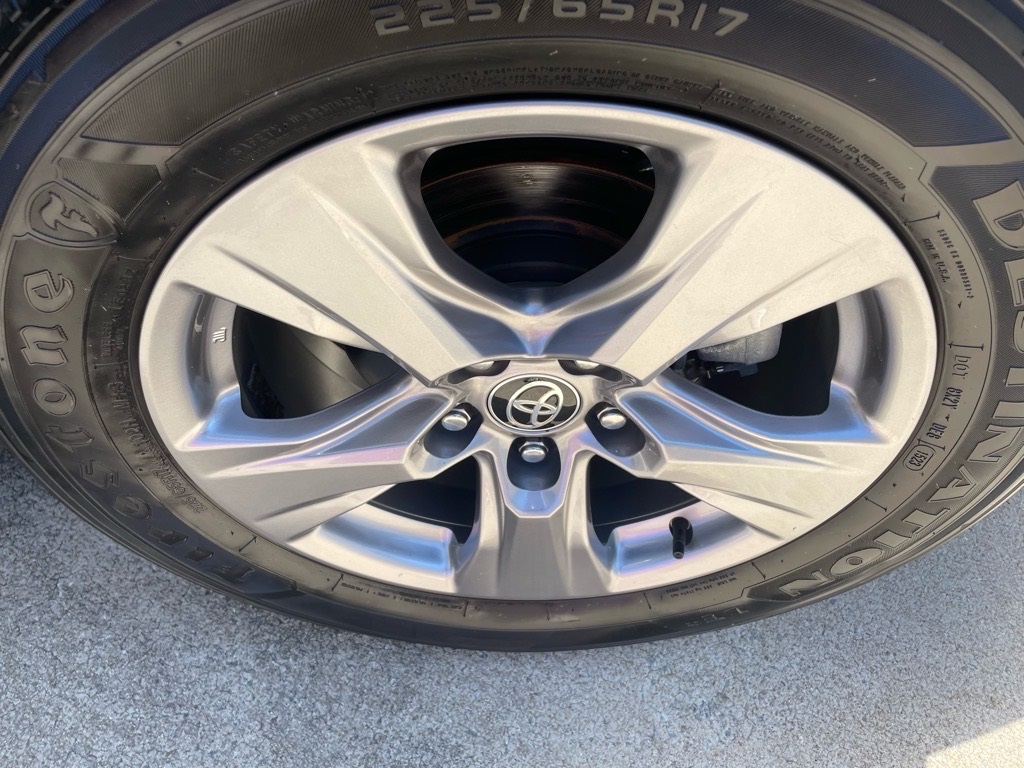 2023 Toyota RAV4 XLE photo 24