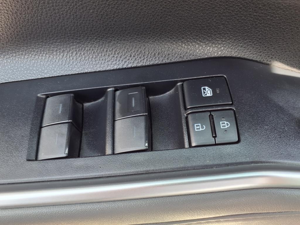 2020 Toyota Highlander LE photo 2
