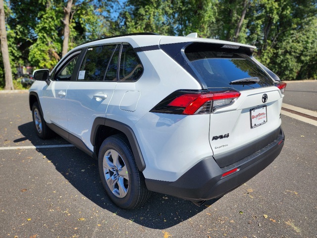 2025 Toyota RAV4 XLE photo 4