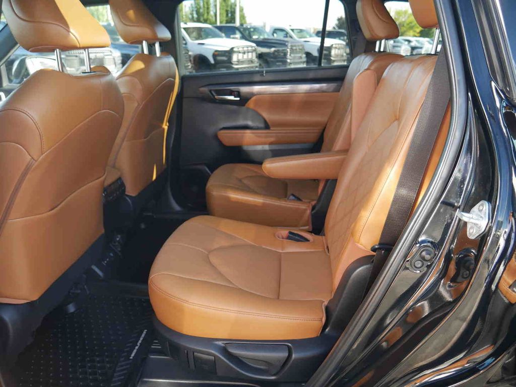 2023 Toyota Highlander LE photo 12