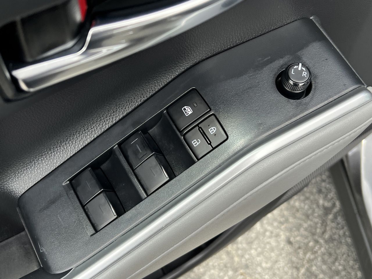 2023 Toyota Highlander XLE photo 2