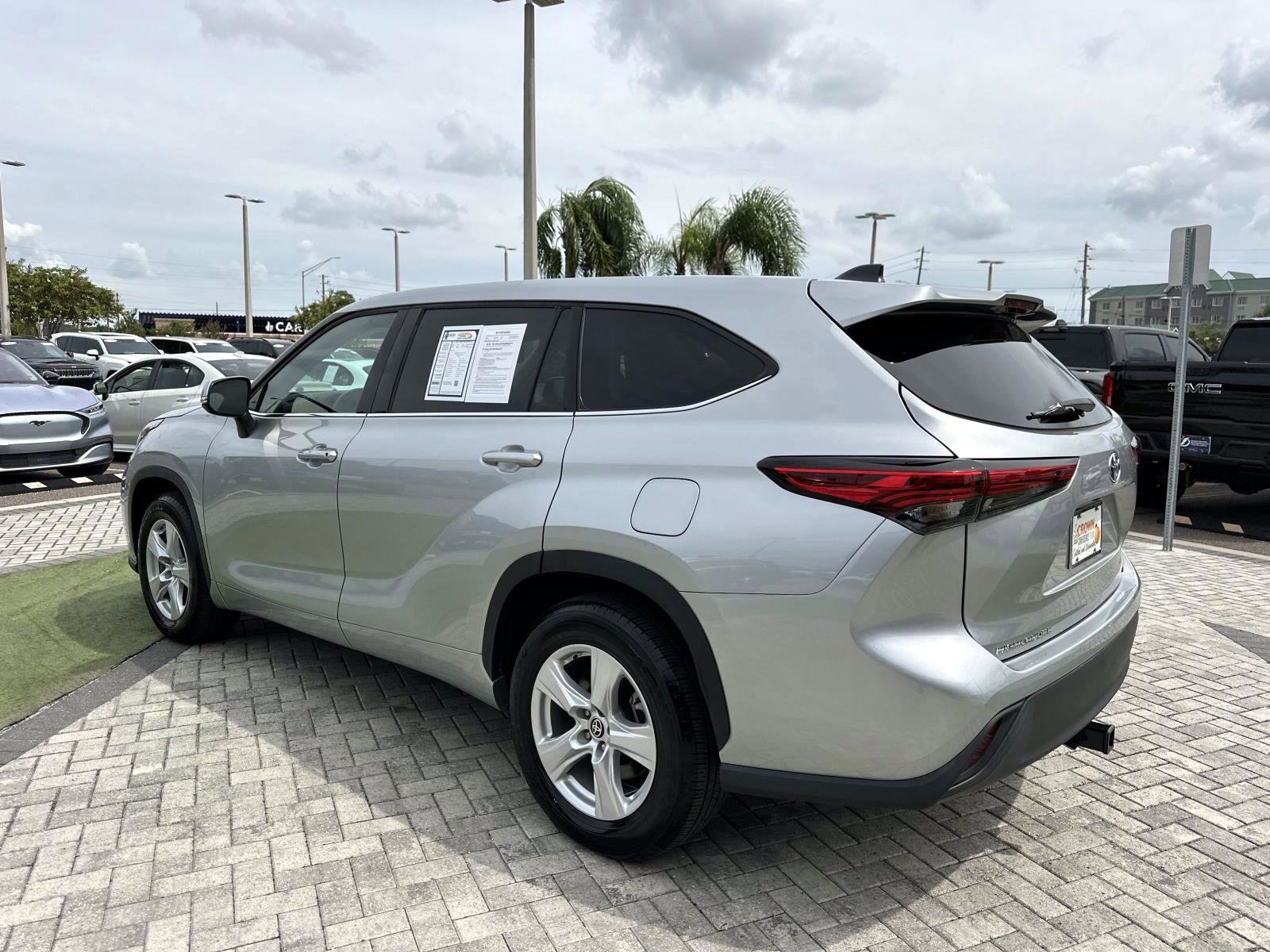 2022 Toyota Highlander LE Hybrid photo 5