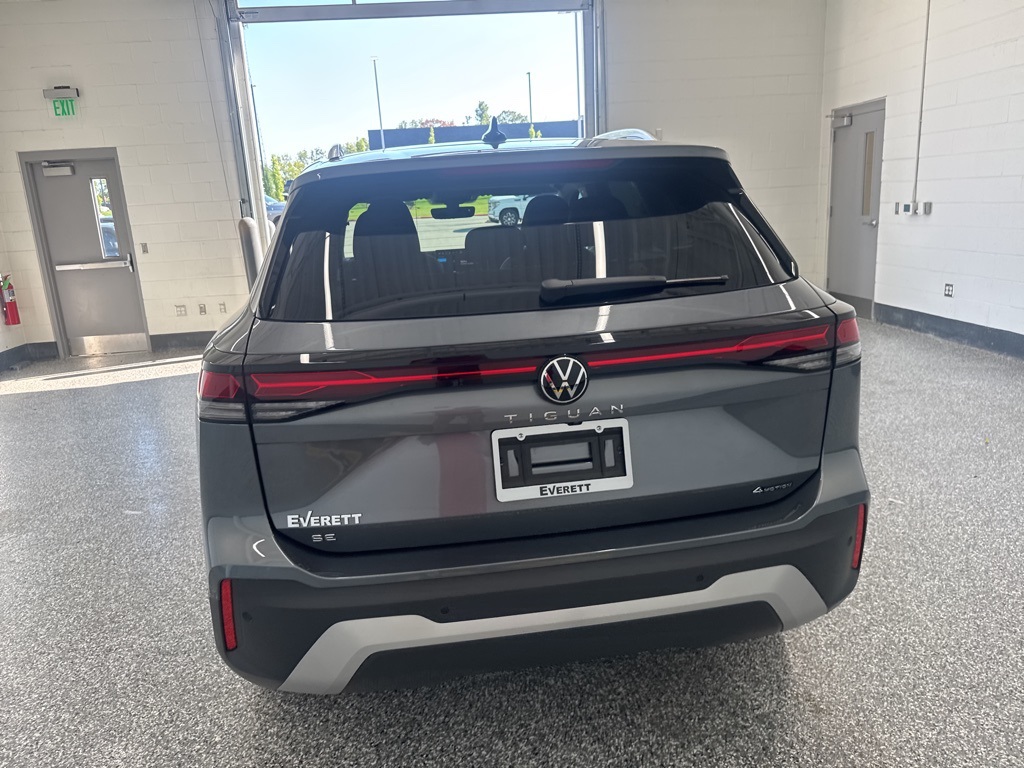 2025 Volkswagen Tiguan SE photo 3