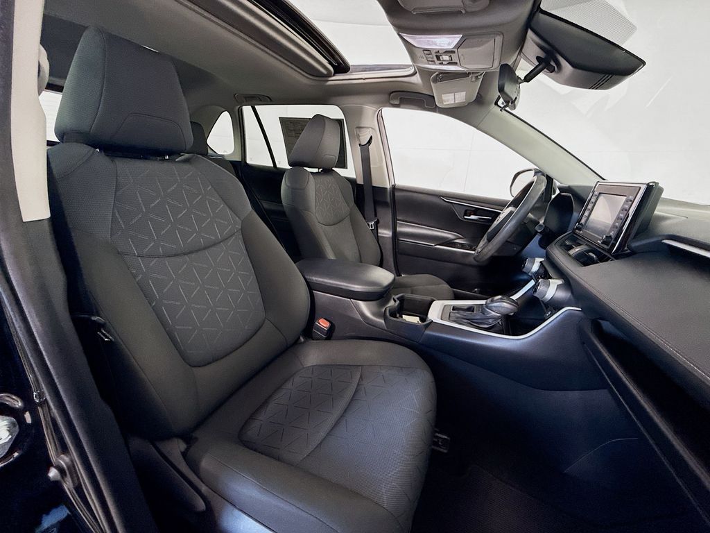 2022 Toyota RAV4 XLE photo 29