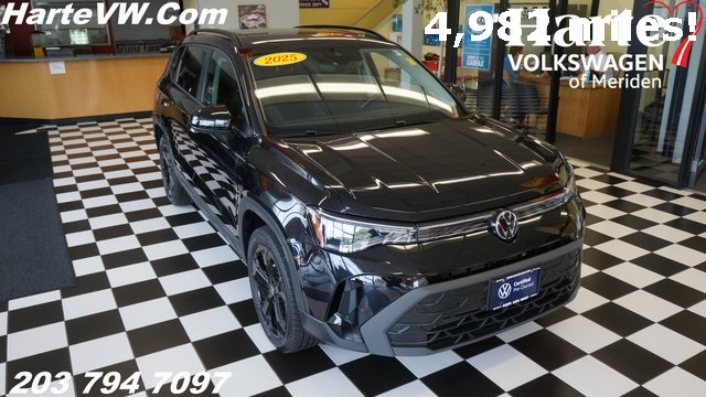 2025 Volkswagen Taos SE Black's photo