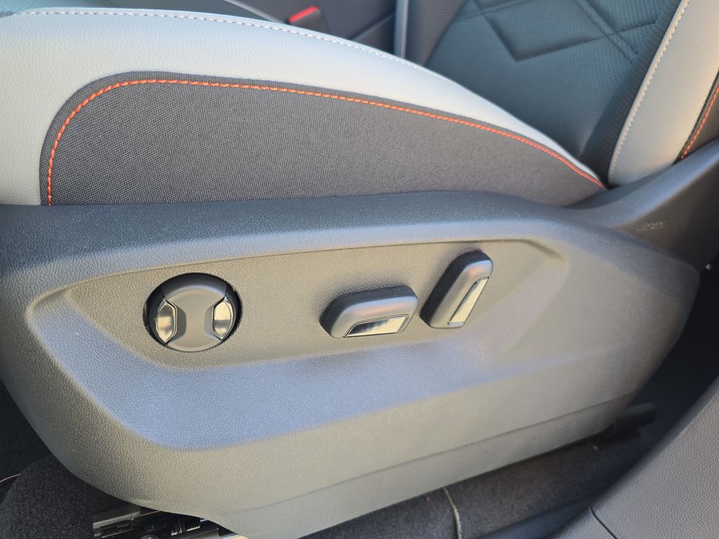 2025 Volkswagen Atlas Peak Edition SE photo 3