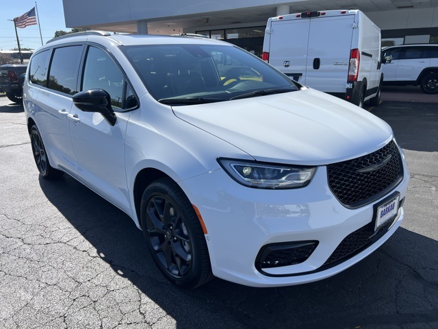 2026 Chrysler Pacifica Limited's photo