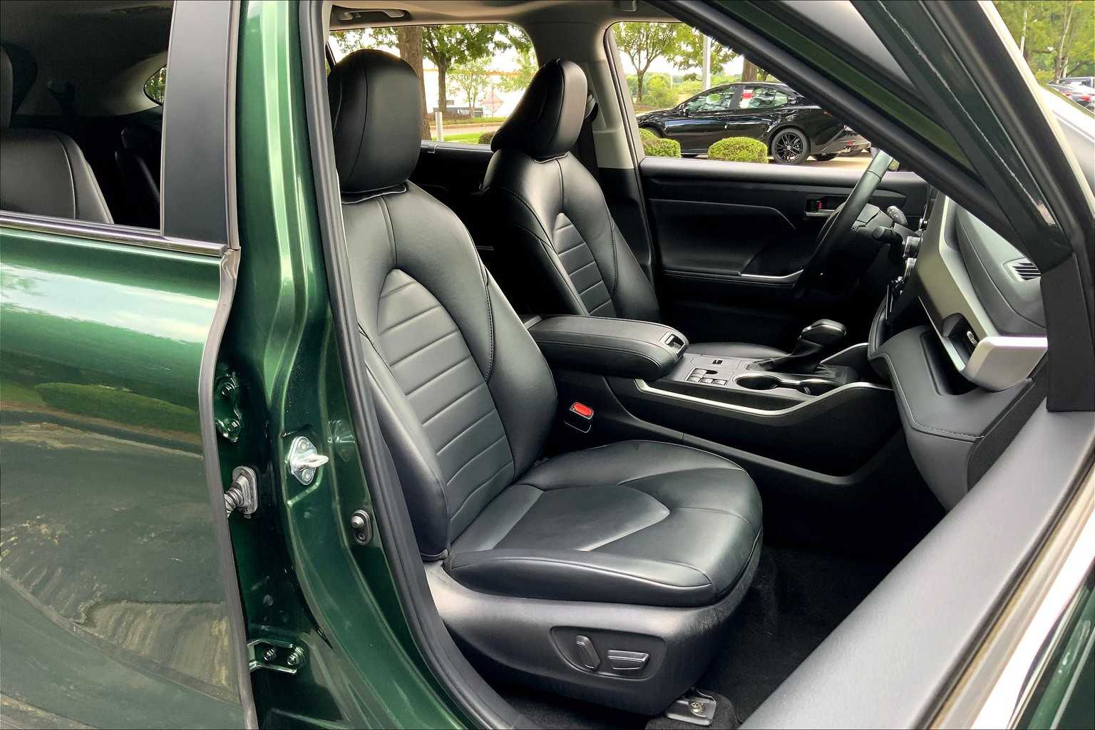 2024 Toyota Highlander XLE photo 8
