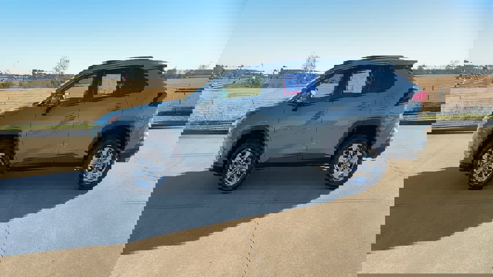 2022 Toyota RAV4 XLE photo 5