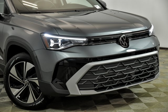 2025 Volkswagen Taos SE photo 2