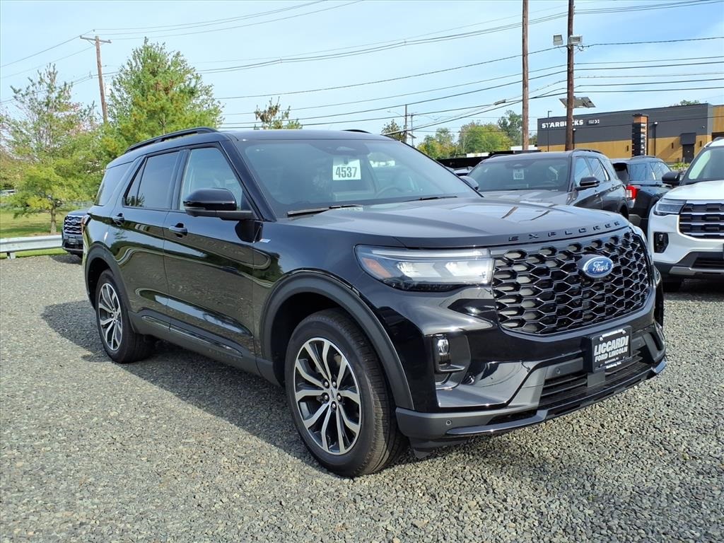 2025 Ford Explorer ST-LINE's photo