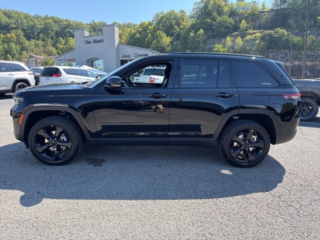 2025 Jeep Grand Cherokee Laredo Altitude photo 3