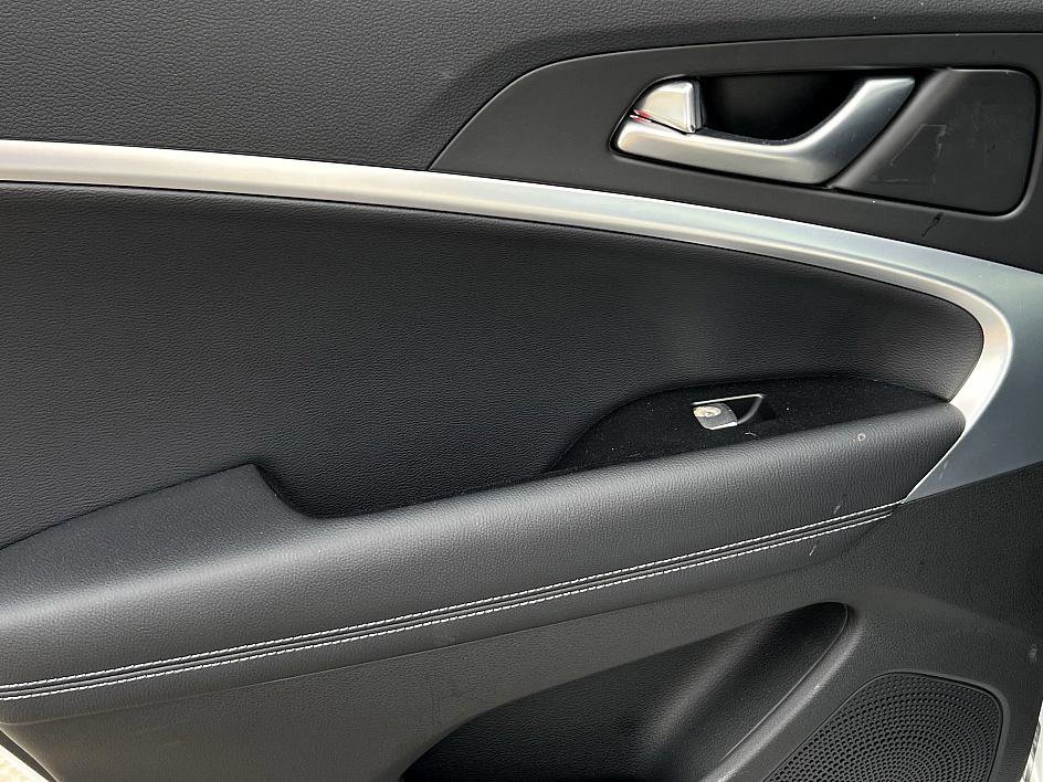 2025 Genesis G70 2.5T photo 8