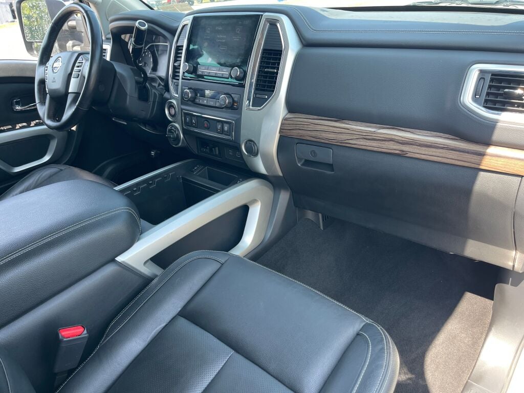 2020 Nissan Titan SL photo 24