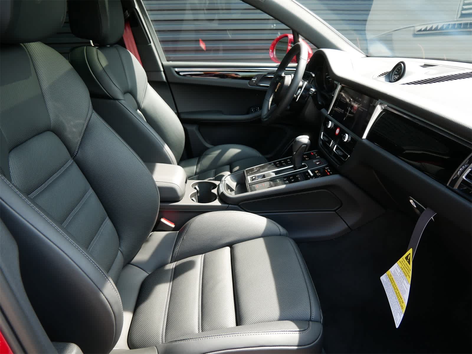 2025 Porsche Macan S photo 24