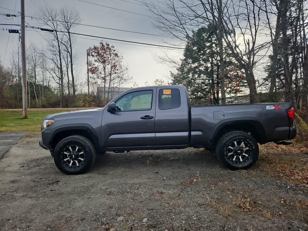 2022 Toyota Tacoma SR 4x4 photo 2