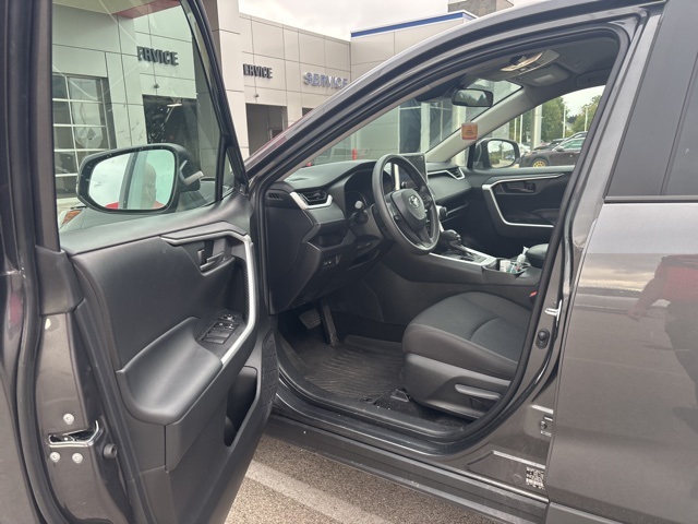 2024 Toyota RAV4 LE photo 3