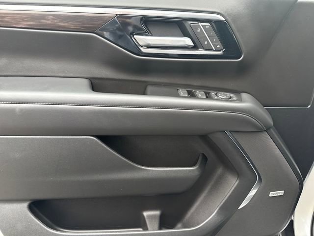 2025 Chevrolet Suburban Z71 photo 10