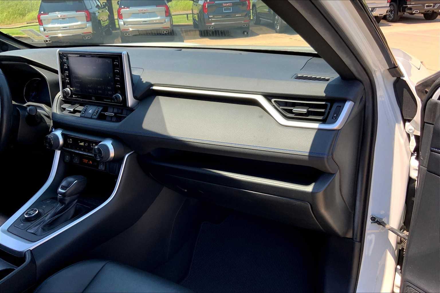 2019 Toyota RAV4 Hybrid XSE photo 16