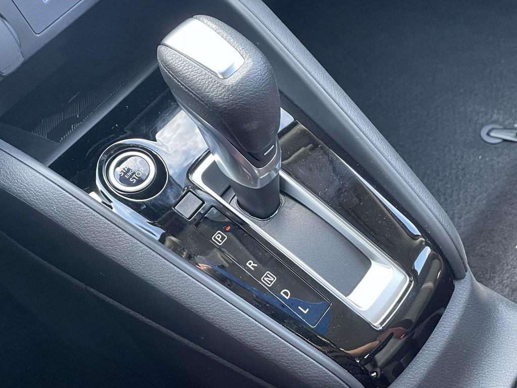 2025 Nissan Versa SR photo 28