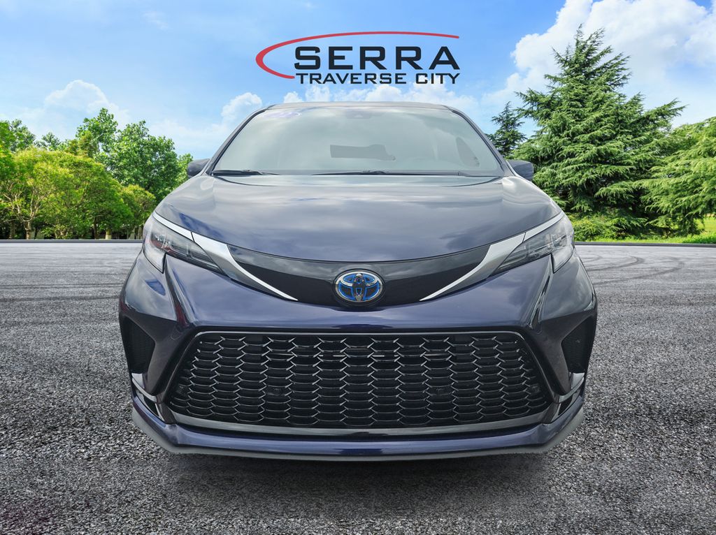 2022 Toyota Sienna XSE photo 2