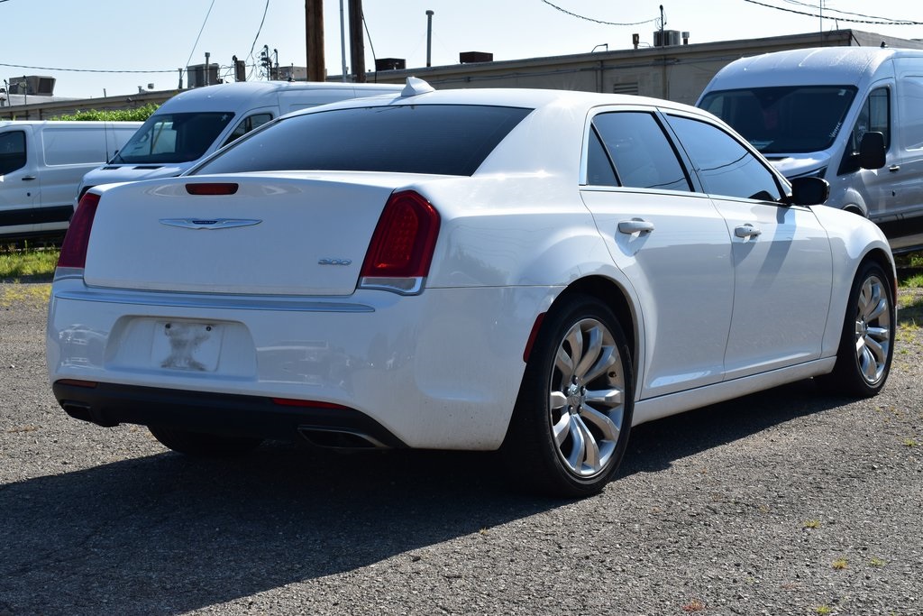 2018 Chrysler 300 Touring photo 5