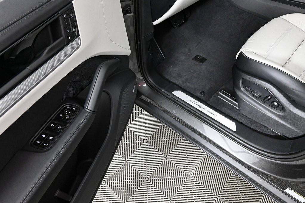 2025 Porsche Cayenne photo 7