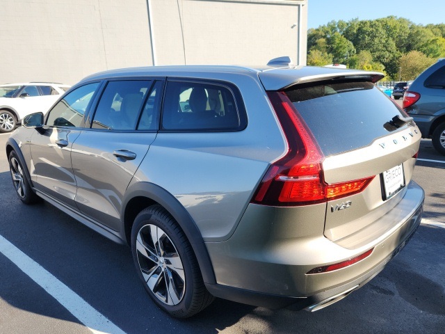 2021 Volvo V60 Cross Country T5 photo 4