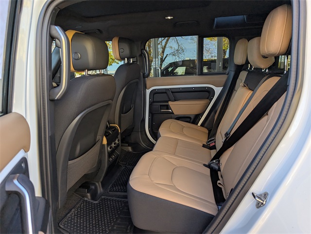 2025 Land Rover Defender 110 V8 photo 3
