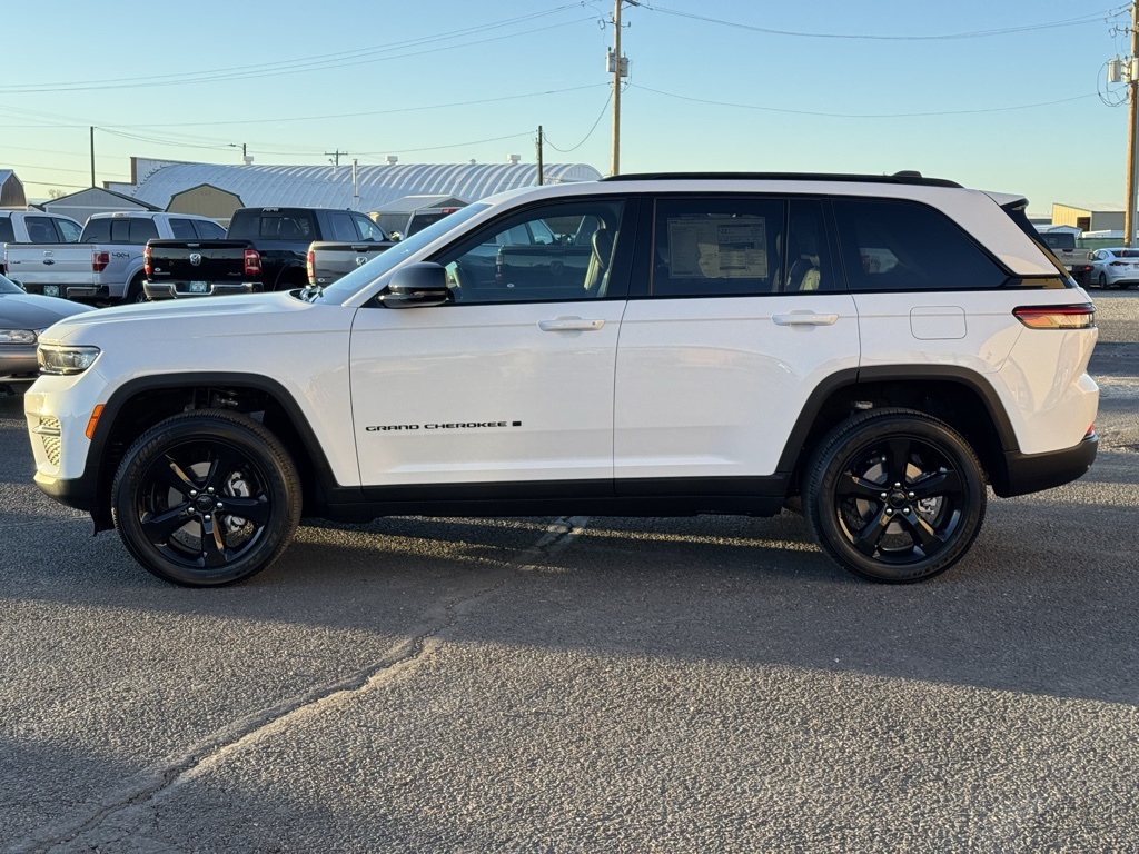 2025 Jeep Grand Cherokee Altitude photo 2