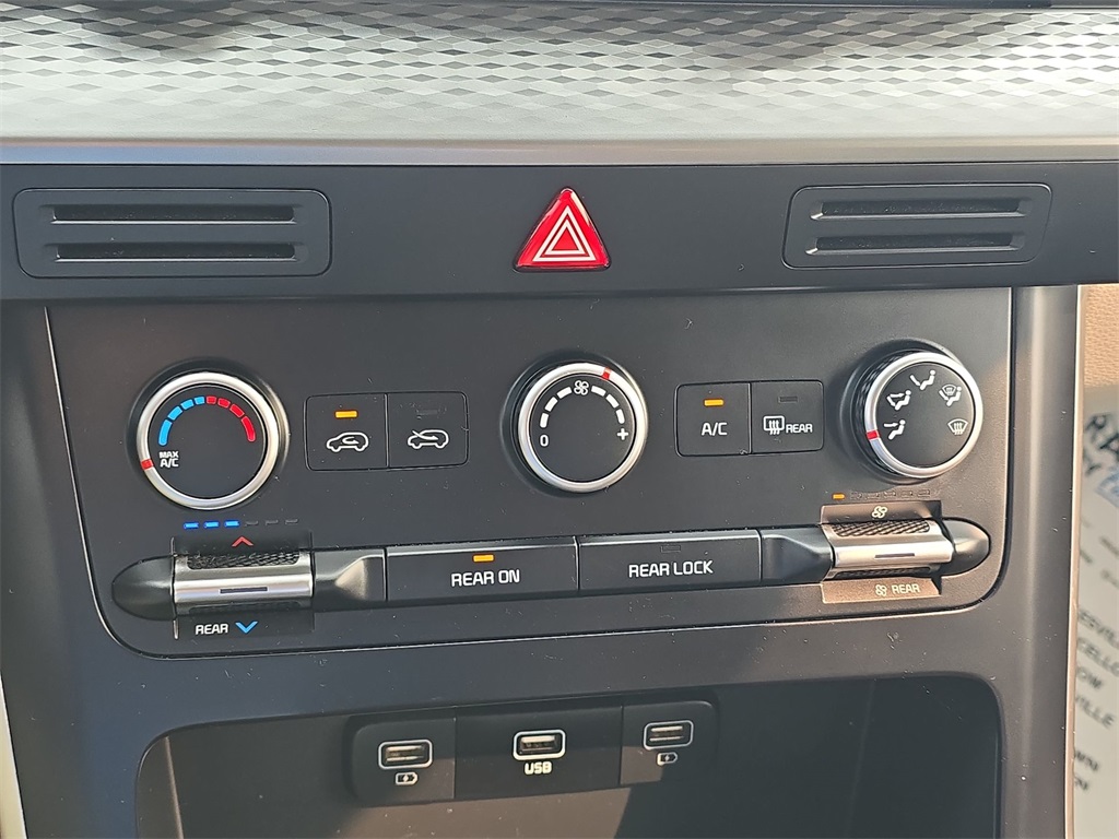 2024 Kia Carnival LX photo 23