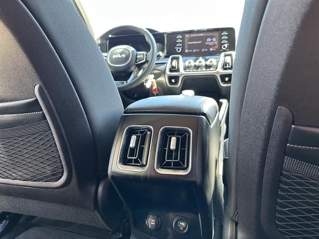 2022 Kia Sorento LX photo 15
