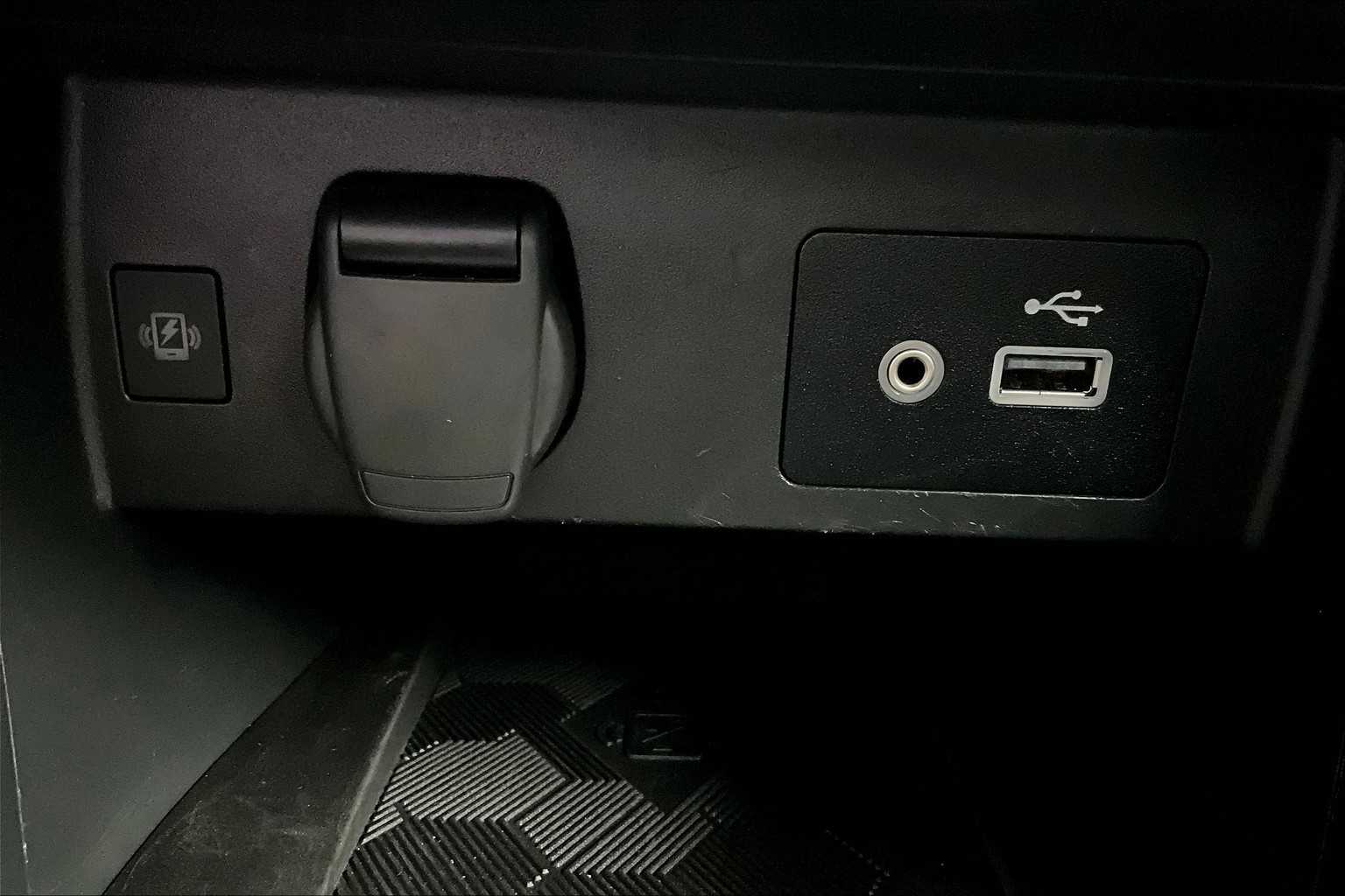 2024 Nissan Versa SV photo 32
