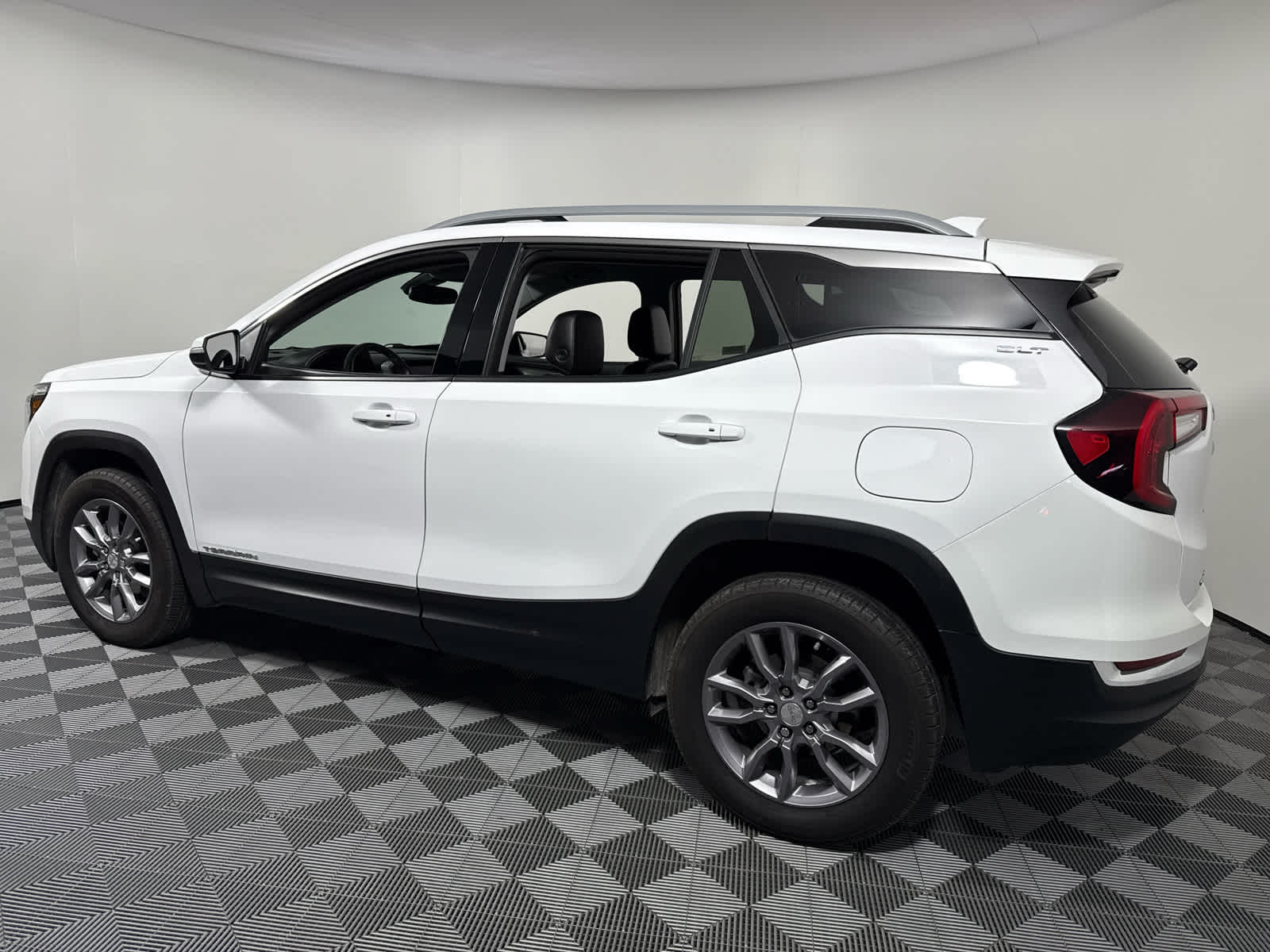 2024 Gmc Terrain SLT photo 2