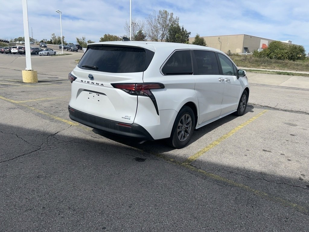 2022 Toyota Sienna XLE photo 4